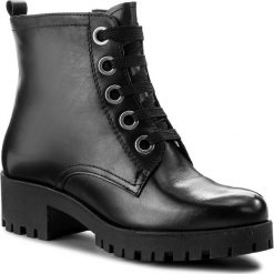 Botki TAMARIS - 1-25217-39 Black Leather 003. Czarne botki damskie na obcasie Tamaris, z materiału. W wyprzedaży za 179,00 zł.