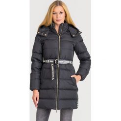 PŁASZCZ puchowy Armani Exchange. Czarne kurtki damskie Armani Exchange, s, w paski, z puchu, bez kaptura. Za 1489,00 zł.