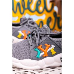 Szare buty sportowe sznurowane casu 204/23m. Szare buty dziewczęce sportowe Casu, bez wzorów, na sznurówki. W wyprzedaży za 39,99 zł.