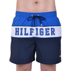 Tommy Hilfiger Plavkové kraťasy Medium Drawstring UM0UM01116 -401 Skydiver (rozmiar XL). Kąpielówki męskie TOMMY HILFIGER, xl, bez wzorów. W wyprzedaży za 249,00 zł.