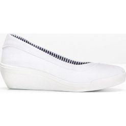 Baleriny na koturnie bonprix biały. Białe baleriny damskie bonprix, bez wzorów, bez obcasa, na koturnie. Za 69,99 zł.