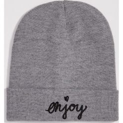 Czapka beanie z napisem Enjoy - Szary. Szare czapki damskie Sinsay, z napisami. W wyprzedaży za 4,99 zł.