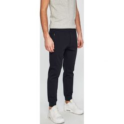 Armani Exchange - Spodnie. Niebieskie spodnie męskie marki Armani Exchange, na co dzień, xl, bez wzorów, z elastanu, casualowe. Za 519,90 zł.