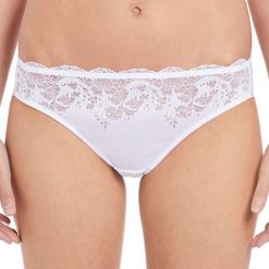 Klasyczne figi Wacoal Lace Affair White. Białe majtki damskie marki Wacoal, w koronkowe wzory, z bawełny. Za 96,99 zł.