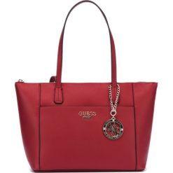 Guess Alma Torebka Czerwony. Czerwone torebki klasyczne damskie Guess, z aplikacjami, z materiału, bez dodatków. Za 528,95 zł.