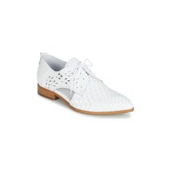 Derby Regard RACTABI V1 TRES KAISER BLANC. Białe półbuty damskie marki Regard, bez wzorów, bez obcasa, bez zapięcia. Za 699,00 zł.