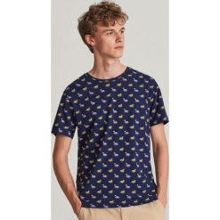T-shirt z drobnym nadrukiem - Niebieski. Niebieskie t-shirty męskie Reserved, xl, z nadrukiem, bez kołnierzyka. W wyprzedaży za 24,99 zł.