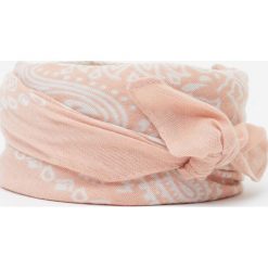 Chustka we wzór paisley. Różowe szaliki damskie marki Pull&Bear, bez wzorów. Za 24,90 zł.