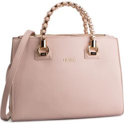 Torebka LIU JO - M Satchel N19093 E0040 Pearl Blush 41309. Różowe torebki klasyczne damskie Liu Jo, bez wzorów, ze skóry ekologicznej, klasyczne, bez dodatków. W wyprzedaży za 469,00 zł.