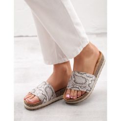 Wężowe Klapki Stylings. Szare klapki damskie Born2be, bez wzorów, bez obcasa, na płaskiej podeszwie. Za 39,99 zł.