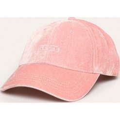 Levi's - Czapka. Różowe czapki damskie Levi's®, bez wzorów, z poliesteru. W wyprzedaży za 69,90 zł.