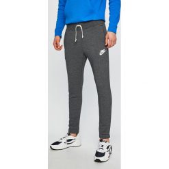 Nike - Spodnie. Czarne spodnie męskie Nike, na co dzień, s, bez wzorów, z bawełny. W wyprzedaży za 199,90 zł.