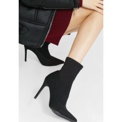 Czarne Botki Sensually. Czarne botki damskie vices, z satyny, ze szpiczastym noskiem, bez obcasa, na obcasie, bez zapięcia. Za 99,99 zł.