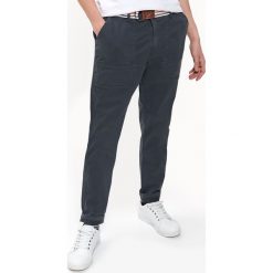 Spodnie tkaninowe typu carrot. Szare spodnie męskie Top Secret, na co dzień, na lato, m, bez wzorów, z tkaniny, eleganckie. W wyprzedaży za 59,99 zł.
