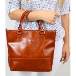 Torebka skórzana damska camel DAN-A T367 - camel. Brązowe kuferki damskie DAN-A, bez wzorów, ze skóry, bez dodatków. Za 259,99 zł.