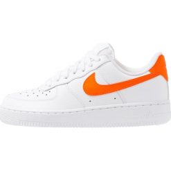 Nike Sportswear AIR FORCE 1'07 Sneakersy niskie white/total orange. Białe trampki i tenisówki damskie Nike Sportswear, bez wzorów, ze skóry, bez zapięcia. Za 419,00 zł.