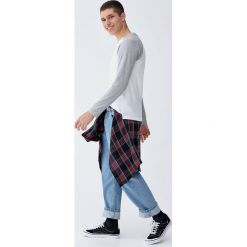 Koszulka z długimi raglanowymi rękawami. Czerwone koszulki męskie Pull&Bear, m, bez wzorów, bez kołnierzyka, z długim rękawem, długie. Za 49,90 zł.