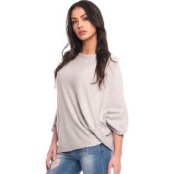 Sweter "Ness" w kolorze szarym. Szare swetry damskie Scarlet Jones, m, bez wzorów, bez rękawów, bez kaptura. W wyprzedaży za 152,95 zł.