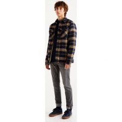 Szare jeansy slim comfort fit. Szare rurki męskie Pull&Bear, z denimu. Za 89,90 zł.