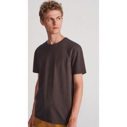 T-shirt ze strukturalnej dzianiny - Niebieski. Niebieskie t-shirty męskie Reserved, s, bez wzorów, z dzianiny, bez kołnierzyka. W wyprzedaży za 34,99 zł.