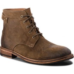 Kozaki CLARKS - Clarkdale Bud 261362407 Khaki Suede. Brązowe glany męskie Clarks, z materiału. W wyprzedaży za 409,00 zł.