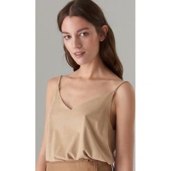 Top z zamszu syntetycznego - Beżowy. Brązowe topy damskie Mohito, s, bez wzorów, z syntetyku, bez kołnierzyka. Za 49,99 zł.