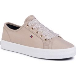 Tenisówki TOMMY HILFIGER - Essential Nautical Sneaker FW0FW04848 Stone AEP. Brązowe półbuty damskie TOMMY HILFIGER, bez wzorów, z gumy, bez zapięcia. Za 299,00 zł.