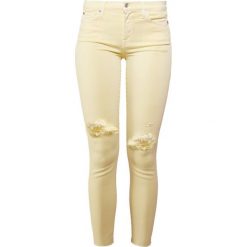 7 for all mankind SKINNY CROP Jeans Skinny Fit honey. Żółte jeansy damskie marki 7 for all mankind, bez wzorów, z elastanu. W wyprzedaży za 403,60 zł.