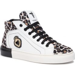 Sneakersy TOGOSHI - TG-06-03-000142 646. Białe półbuty damskie Togoshi, na co dzień, bez wzorów, ze skóry, bez obcasa, na płaskiej podeszwie, bez zapięcia. W wyprzedaży za 269,00 zł.