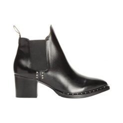Novita Botki Andria czarny female czarny 36. Czarne botki damskie Novita, ze skóry, eleganckie, ze szpiczastym noskiem, bez obcasa, bez zapięcia. W wyprzedaży za 659,00 zł.