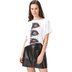 Guess Ombretta Koszulka Biały. Białe koszulki damskie Guess, l, z nadrukiem, z bawełny, bez kołnierzyka. Za 175,95 zł.