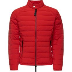 Kurtka skórzana Guess M93L23 WBS90. Czerwone kurtki męskie Guess, xxl, z aplikacjami, bez kaptura. W wyprzedaży za 379,00 zł.