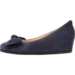 Högl Czółenka na koturnie dark blue. Niebieskie buty ślubne damskie HÖGL, z materiału, na koturnie. Za 599,00 zł.