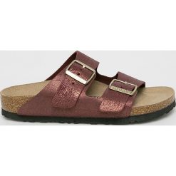 Birkenstock - Klapki. Brązowe klapki damskie Birkenstock, bez wzorów, ze skóry, bez obcasa. W wyprzedaży za 279,90 zł.
