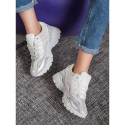 Stylowe biaŁe sneakersy. Białe sneakersy damskie SMALL SWAN, ze skóry ekologicznej. Za 76,90 zł.
