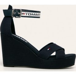 Tommy Jeans - Sandały. Niebieskie koturny damskie Tommy Jeans, bez obcasa, na obcasie, na klamry. W wyprzedaży za 329,90 zł.