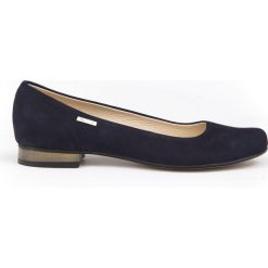 Klasyczne baleriny na obcasie - skóra naturalna - model 008 - kolor granat nubuk. Szare baleriny damskie Zapato, bez wzorów, ze skóry, eleganckie, na niskim obcasie, na obcasie. W wyprzedaży za 239,20 zł.