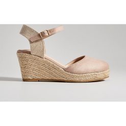 Sandały espadryle na koturnie - Różowy. Różowe espadryle damskie Mohito, bez wzorów, bez obcasa, na koturnie. W wyprzedaży za 39,99 zł.