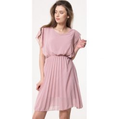 Różowa Sukienka Charmer. Różowe sukienki damskie Born2be, na wesele, s, bez wzorów, z okrągłym kołnierzem, bez rękawów, mini, plisowane. Za 99,99 zł.