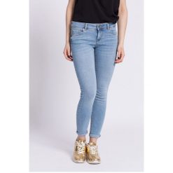 Vero Moda - Jeansy Five. Niebieskie jeansy damskie slim marki Vero Moda, z aplikacjami, z elastanu, z obniżonym stanem. W wyprzedaży za 69,90 zł.