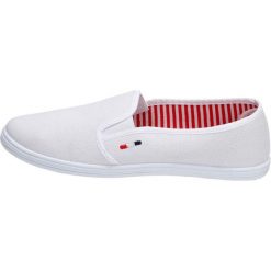 SLIP ON Białe tenisówki damskie WISHOT 066. Białe trampki i tenisówki damskie Wishot, bez wzorów, bez zapięcia. W wyprzedaży za 40,00 zł.