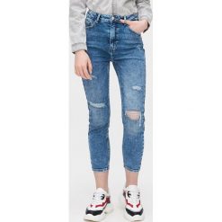 Jeansy high waist - Niebieski. Niebieskie jeansy damskie Cropp, bez wzorów, z jeansu, z podwyższonym stanem. W wyprzedaży za 59,99 zł.