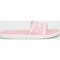 Lacoste - Klapki. Różowe klapki damskie Lacoste, bez wzorów, z materiału, bez obcasa, na obcasie. W wyprzedaży za 149,90 zł.