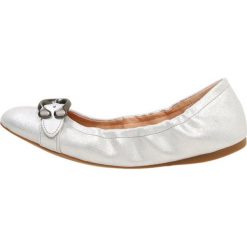 Coach STANTON BALLET Baleriny silver. Szare baleriny damskie marki Coach, bez wzorów, ze skóry, klasyczne, bez obcasa. Za 739,00 zł.