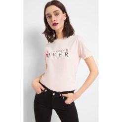 T-shirt z napisem. Różowe koszulki damskie Orsay, xs, z aplikacjami, z bawełny, bez kołnierzyka. Za 29,99 zł.