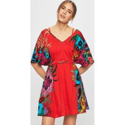 Desigual - Sukienka plażowa. Czerwone stroje kąpielowe damskie Desigual, na plażę, m, bez wzorów, z bawełny, bez kołnierzyka, bez rękawów. W wyprzedaży za 139,90 zł.
