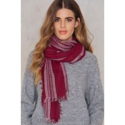 Szaliki damskie: FARINA for NA-KD Szal – etola – Red