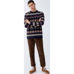 Sztruksowe spodnie chinosy. Brązowe chinosy męskie Pull&Bear, ze sztruksu. Za 109,00 zł.