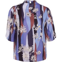 Bruuns Bazaar FLORA Bluzka blue. Niebieskie bluzki damskie marki Bruuns Bazaar, bez wzorów, z wiskozy, bez kołnierzyka, bez rękawów. W wyprzedaży za 479,20 zł.