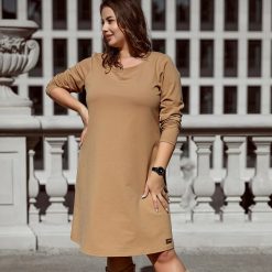 Beżowa sukienka Klara XXL OVERSIZE JESIEŃ. Brązowe sukienki damskie Moda Size Plus Iwanek, na co dzień, na jesień, s, bez wzorów, z elastanu, bez kołnierzyka, z długim rękawem, długie, mini, proste. Za 139,90 zł.